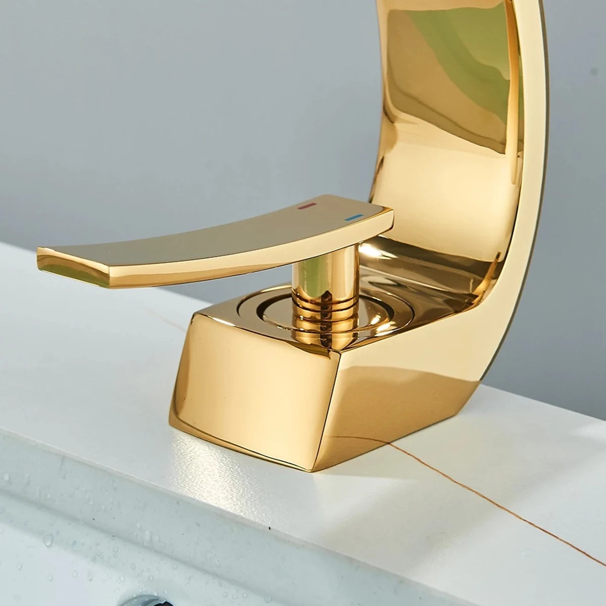 Torneira Para Pia Banheiro Misturador Água Quente E Fria Monocomando Curva Cuba Luxo T105d Dourado Luuk Young