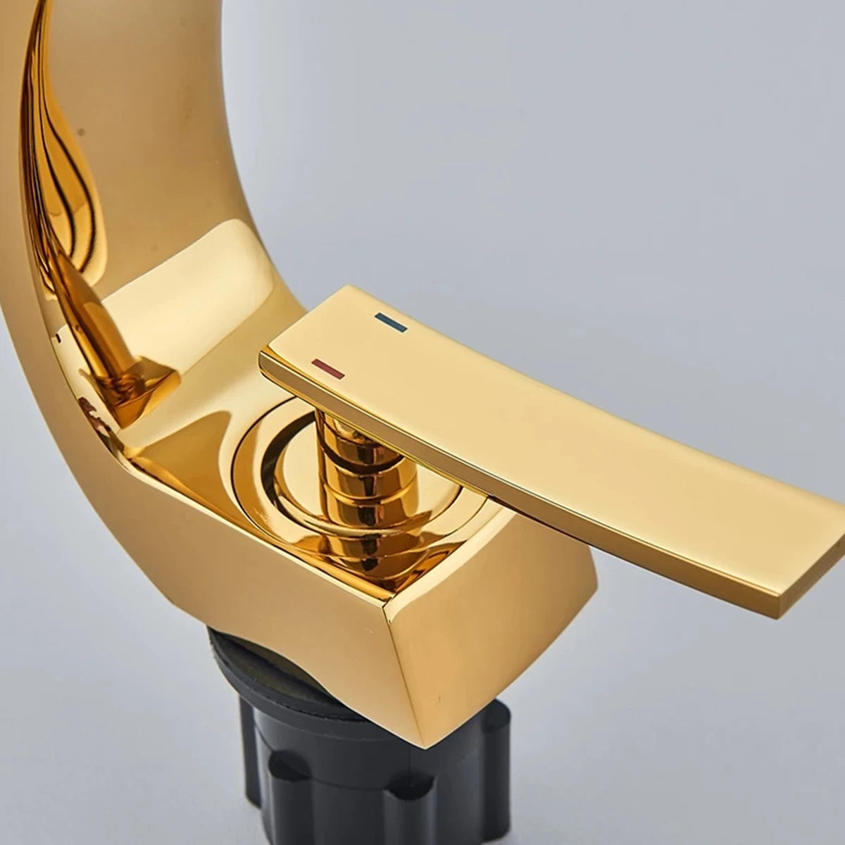 Torneira Para Pia Banheiro Misturador Água Quente E Fria Monocomando Curva Cuba Luxo T105d Dourado Luuk Young