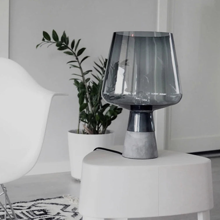 Luminária de Mesa Moderna em Cimento e Vidro - Casa Ornato
