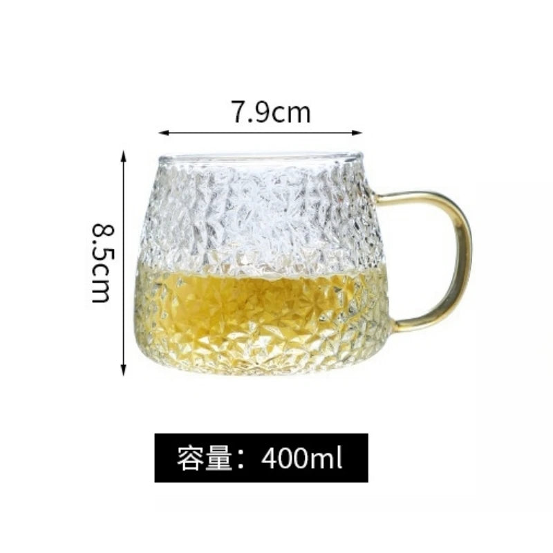 Brilho Âmbar Lux - Caneca de Vidro Artística com Alça Dourada - Casa Ornato