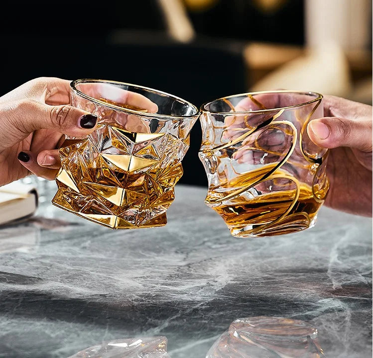 Decantador de vinho tinto de vidro de cristal, jarro de vinho estrangeiro, desenho de linha dourada, garrafa de uísque, dispensador de licor, 1 garrafa, 2 copos
