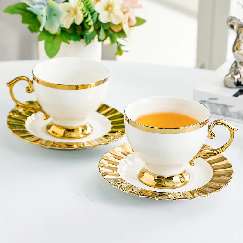 Xícara de Cerâmica com Borda Dourada e Pires - Casa Ornato