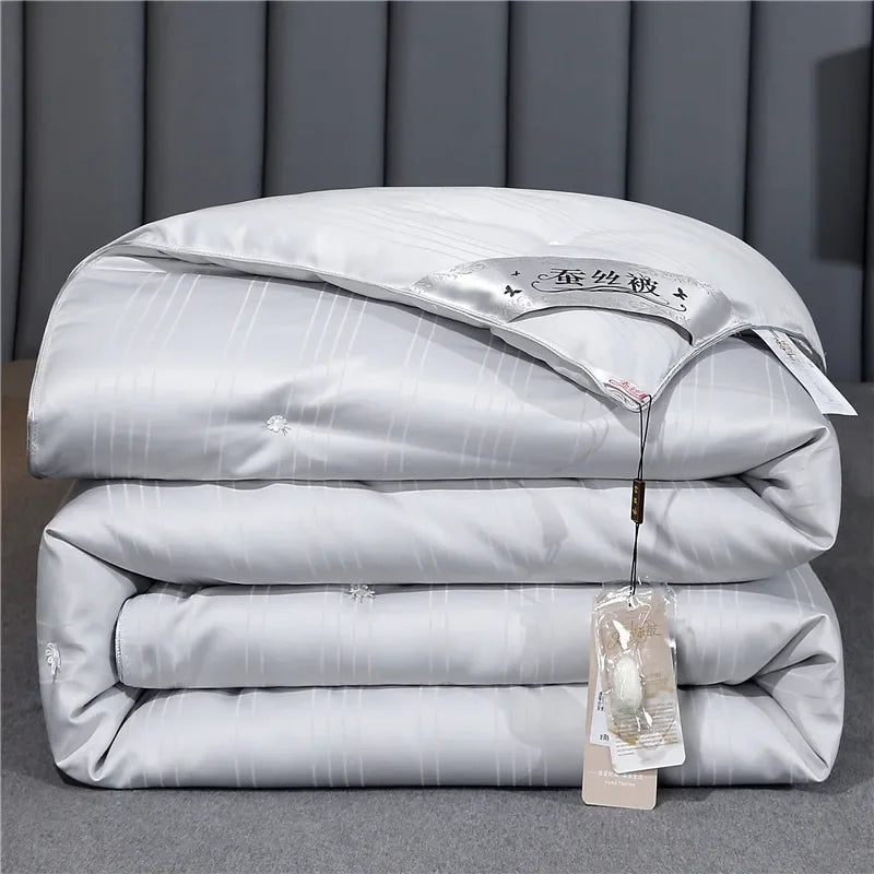 A colcha de seda amoreira é com recheio de seda 100% natural em todas as estações. É portátil, respirável e luxuoso