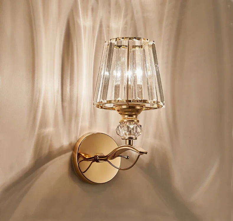 Arandela Elegance: Luz e Arte em Ouro Vintage - Casa Ornato