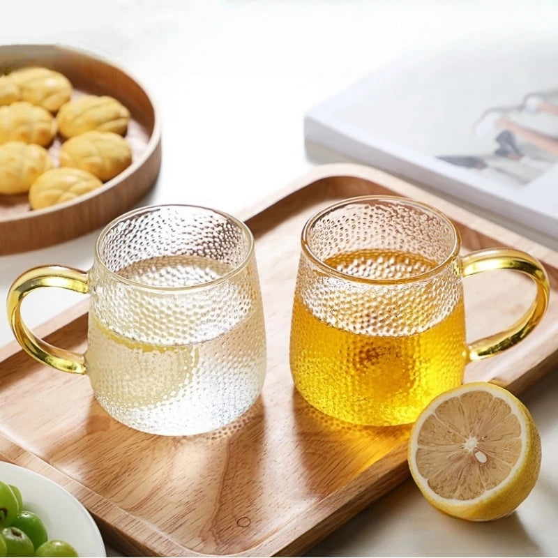 Brilho Âmbar Lux - Caneca de Vidro Artística com Alça Dourada - Casa Ornato