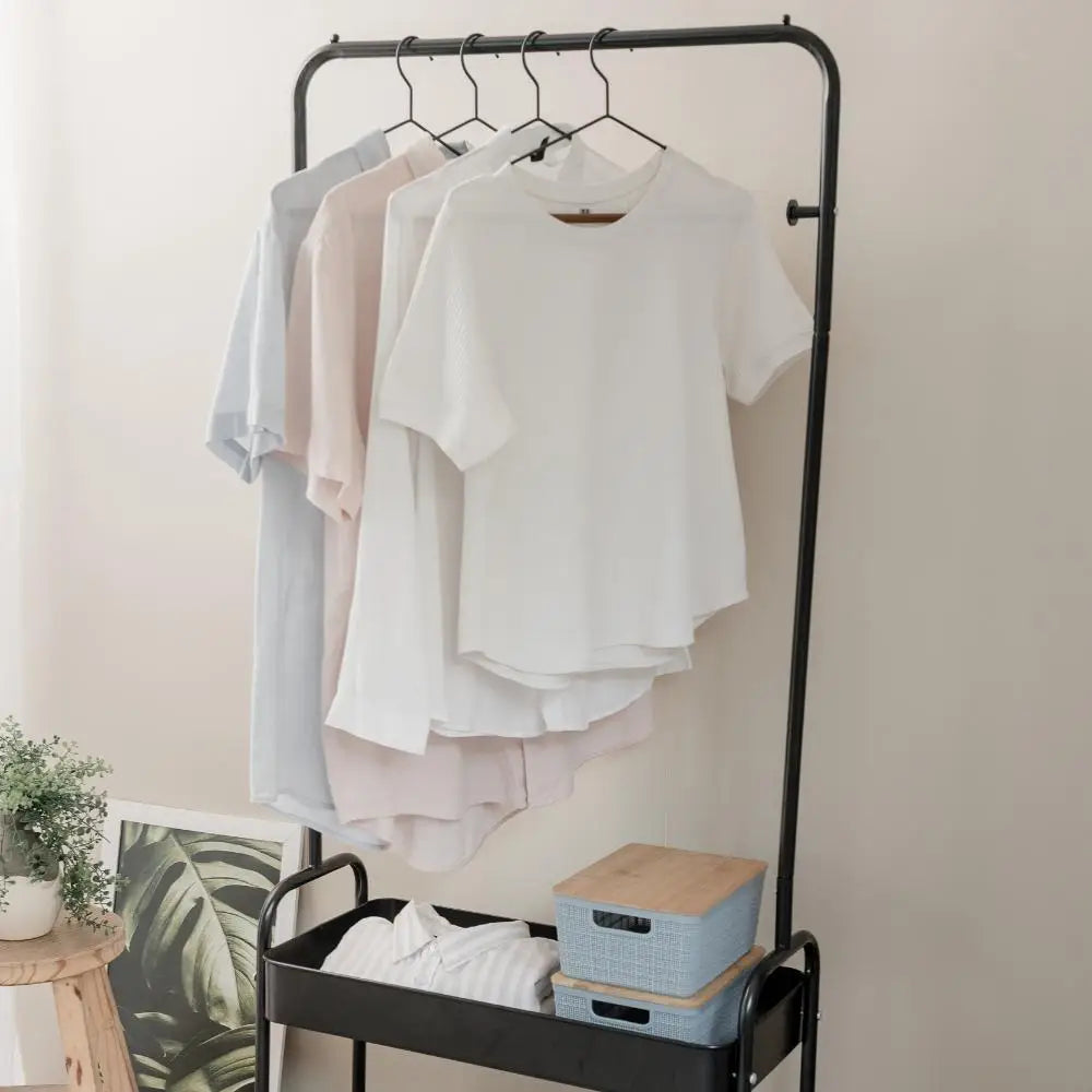 Arara de metal carrinho com 2 prateleiras e rodinhas - oikos