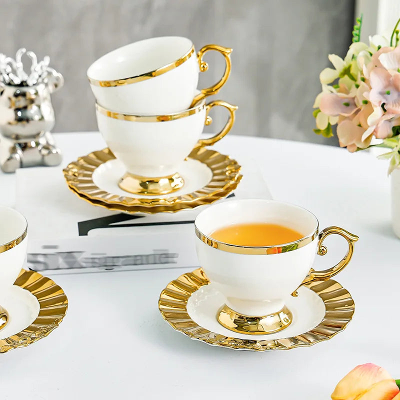 Xícara de Cerâmica com Borda Dourada e Pires - Casa Ornato