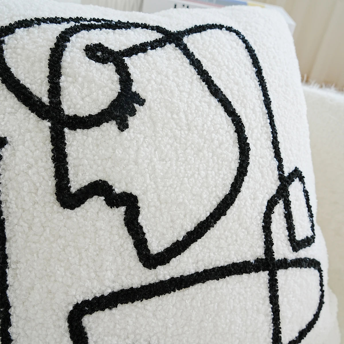 Fronha de Veludo com Bordado Abstrato - Casa Ornato