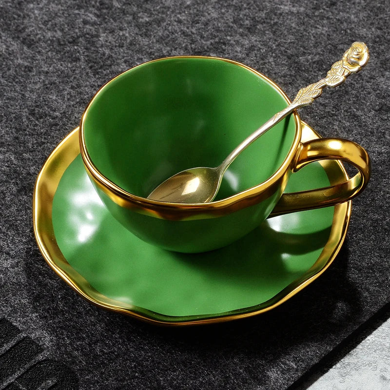 Prato de Cerâmica Nórdico com Borda Dourada - Casa Ornato