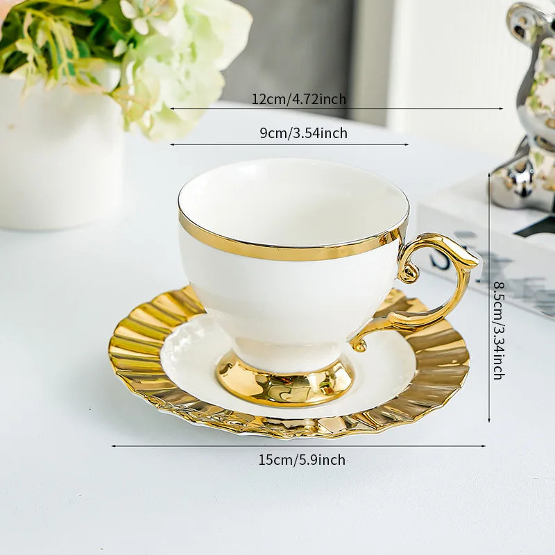 Xícara de Cerâmica com Borda Dourada e Pires - Casa Ornato