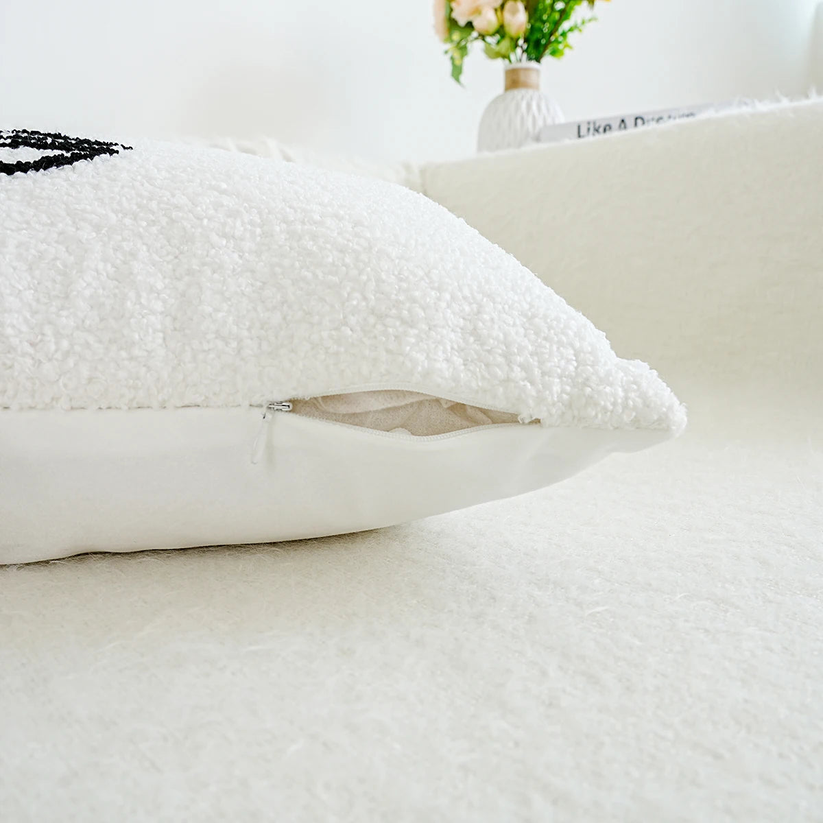 Fronha de Veludo com Bordado Abstrato - Casa Ornato