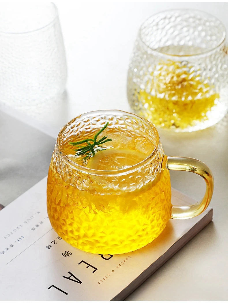 Brilho Âmbar Lux - Caneca de Vidro Artística com Alça Dourada - Casa Ornato