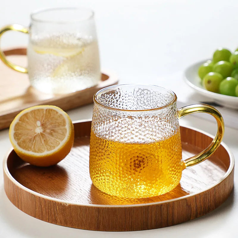 Brilho Âmbar Lux - Caneca de Vidro Artística com Alça Dourada - Casa Ornato