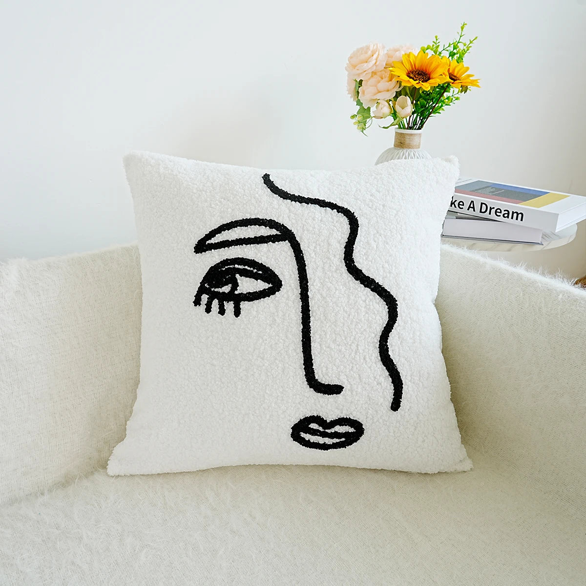 Fronha de Veludo com Bordado Abstrato - Casa Ornato