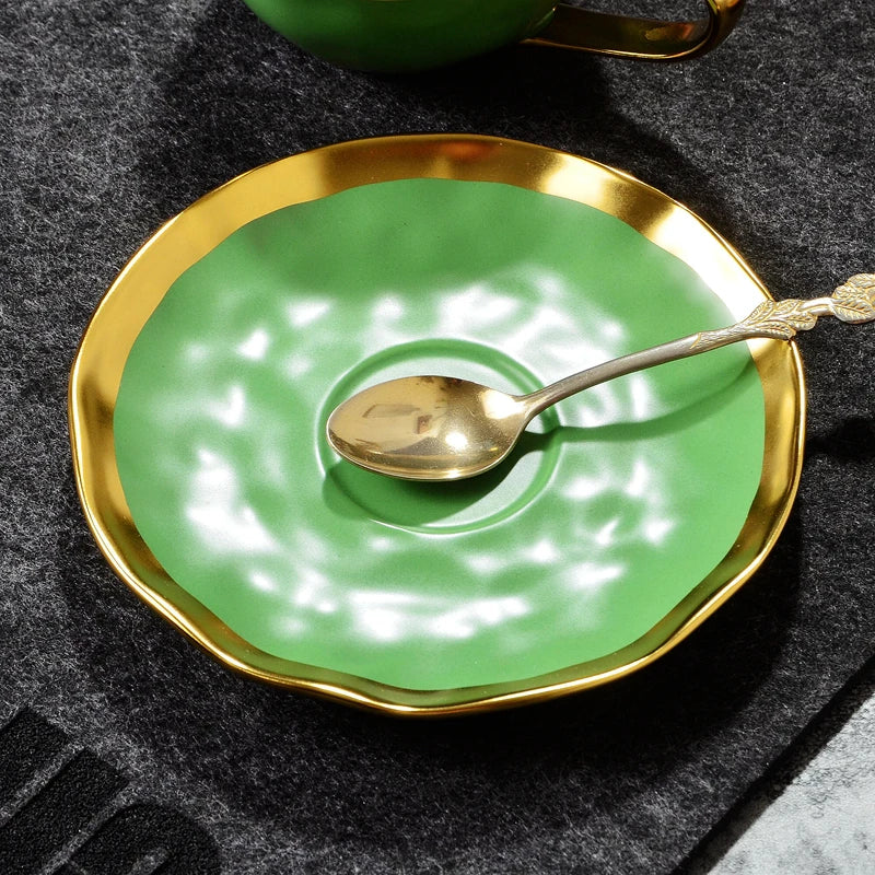 Prato de Cerâmica Nórdico com Borda Dourada - Casa Ornato