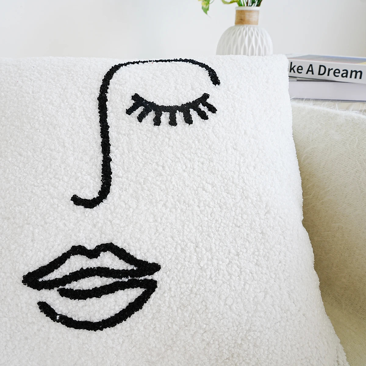 Fronha de Veludo com Bordado Abstrato - Casa Ornato