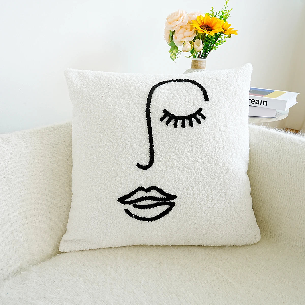 Fronha de Veludo com Bordado Abstrato - Casa Ornato