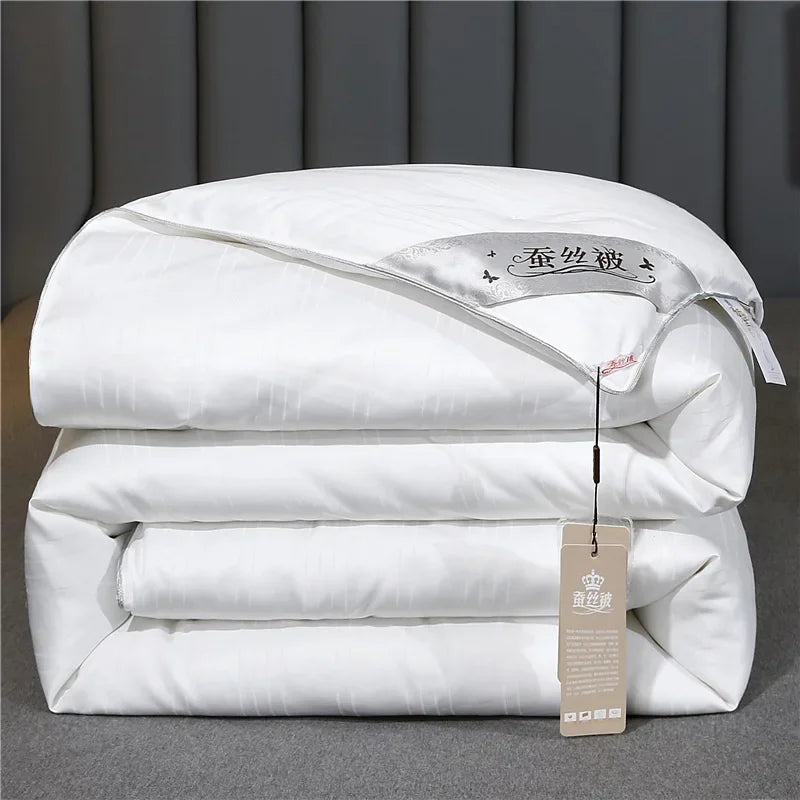 A colcha de seda amoreira é com recheio de seda 100% natural em todas as estações. É portátil, respirável e luxuoso