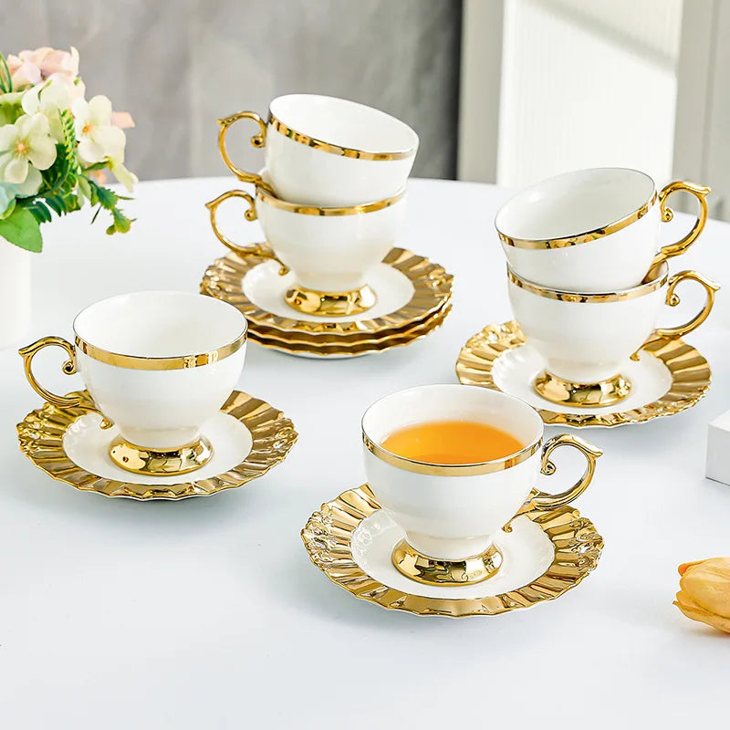 Xícara de Cerâmica com Borda Dourada e Pires - Casa Ornato