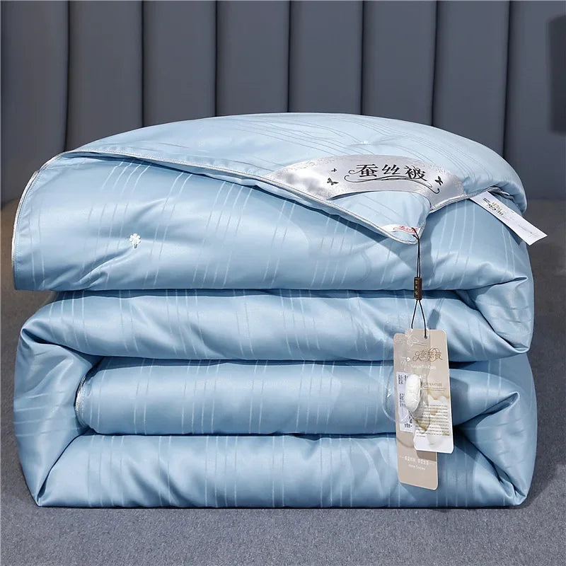 A colcha de seda amoreira é com recheio de seda 100% natural em todas as estações. É portátil, respirável e luxuoso