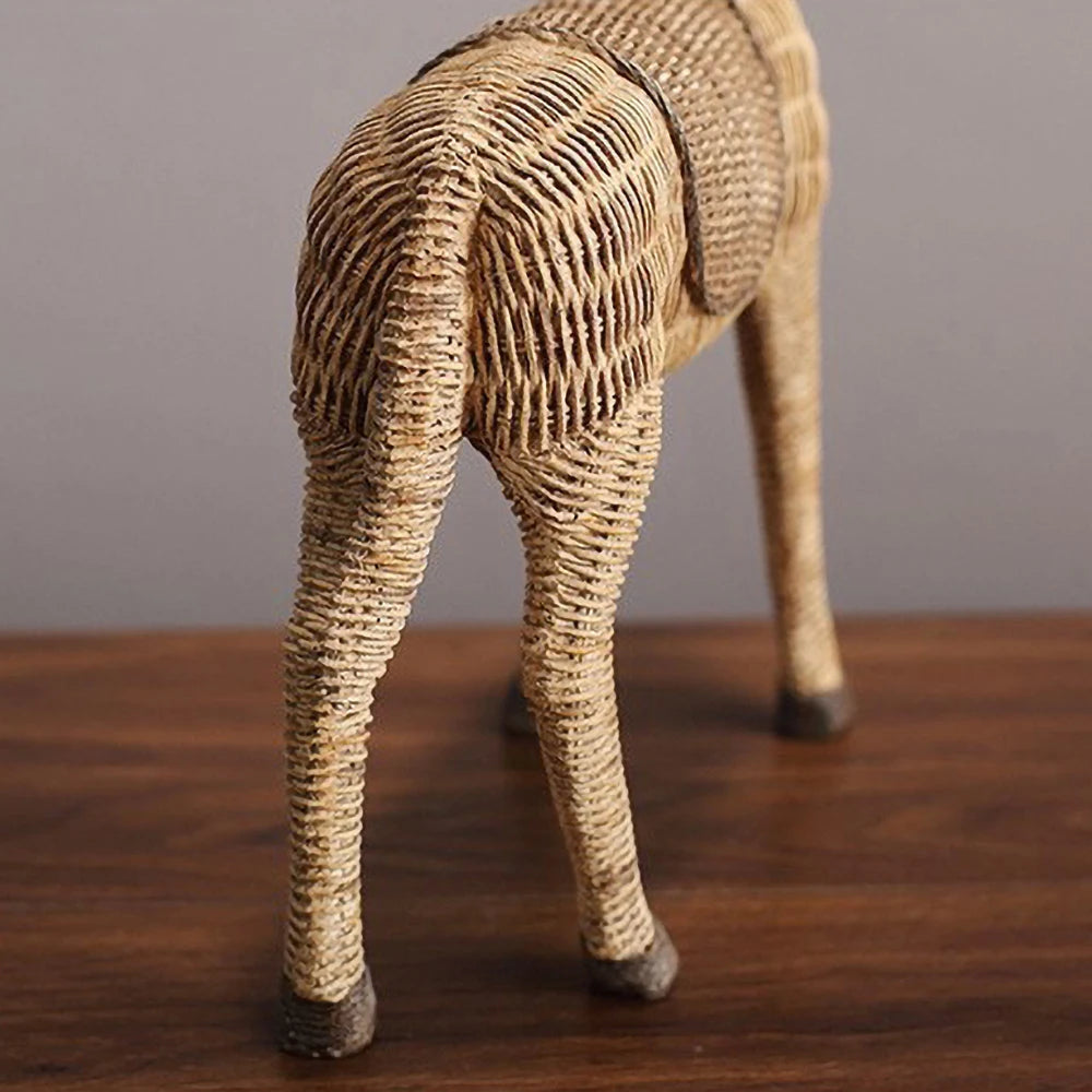 Escultura de resina de cavalo de vime enrolada – Decoração de mesa boho chique com textura de fibra natural, presente equestre para fazenda