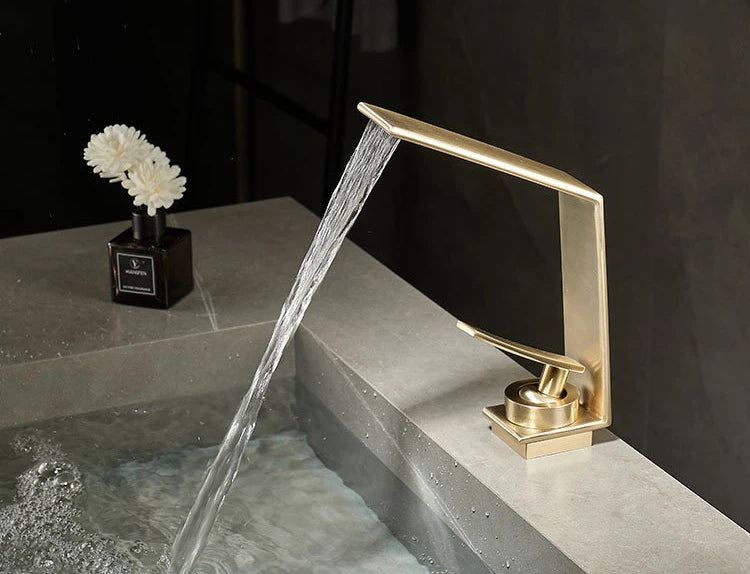 Luxo contemporâneo escovado ouro bacia de água quente & fria torneiras misturadoras pia do banheiro cachoeira bico mistura lavatório metal torneiras