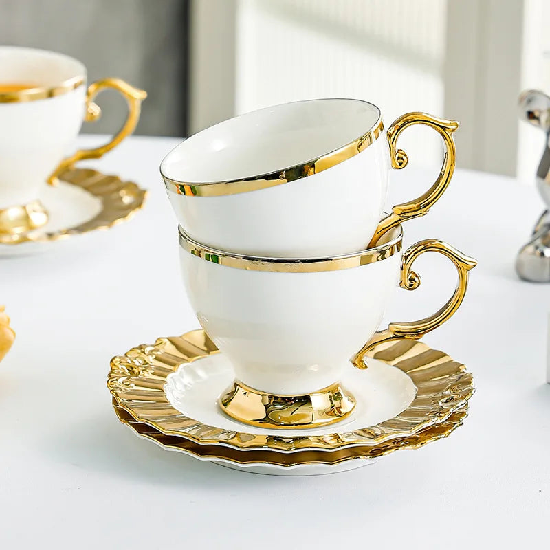 Xícara de Cerâmica com Borda Dourada e Pires - Casa Ornato