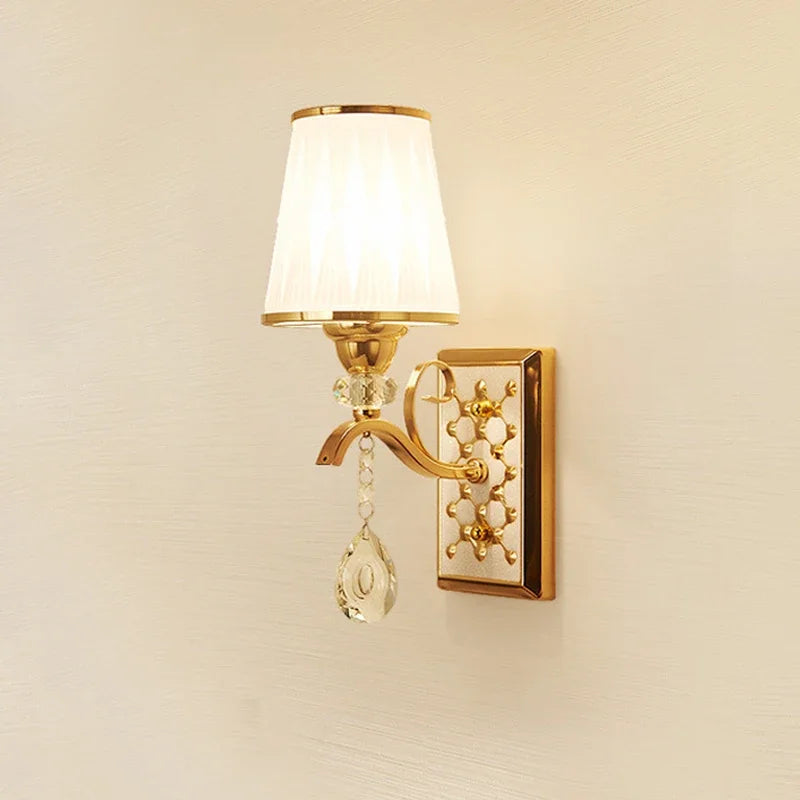Arandela Elegance: Luz e Arte em Ouro Vintage - Casa Ornato