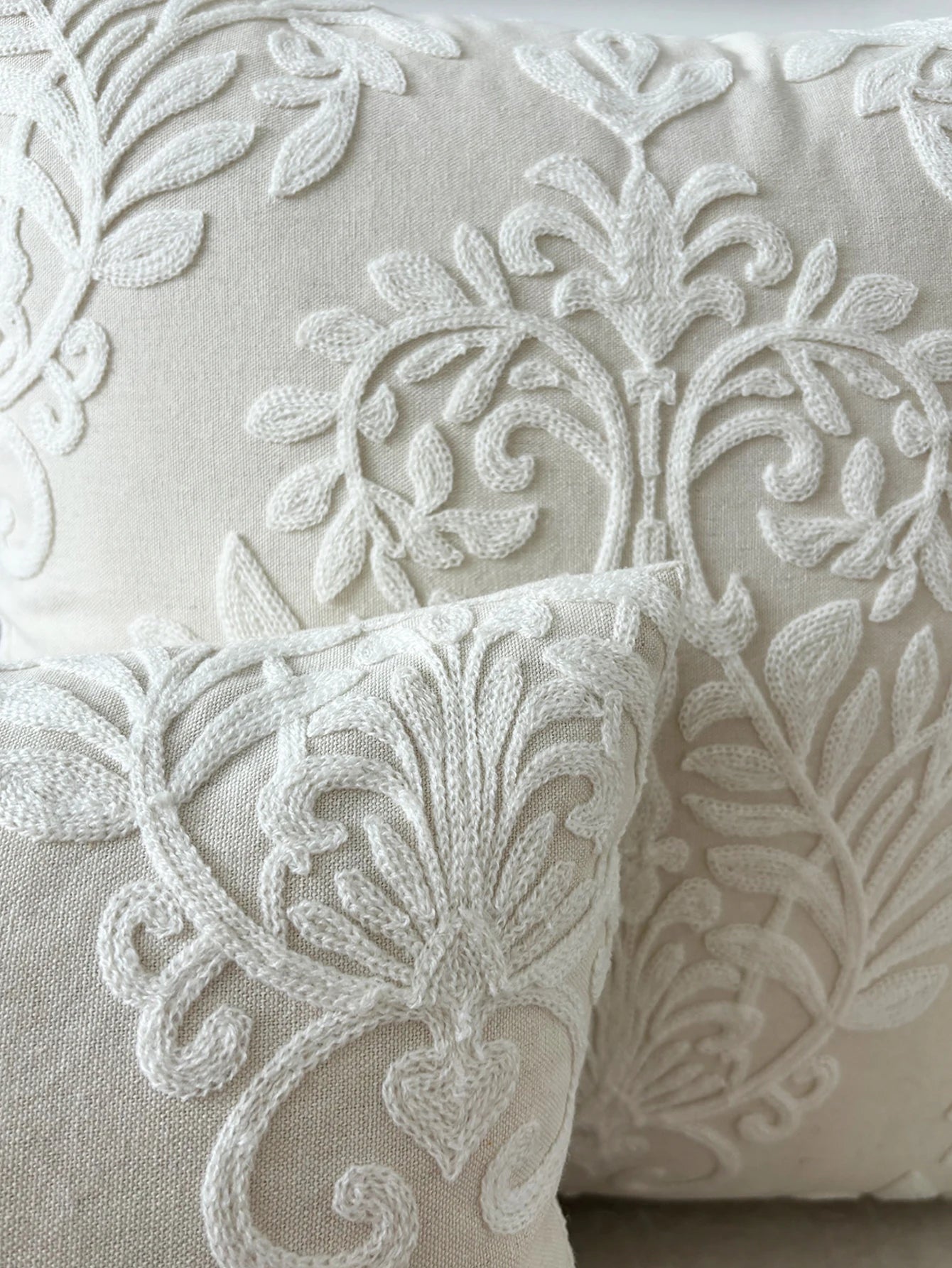 Haute Couture Home - Fronha Decorativa com Bordado Elegante para Sofá - Casa Ornato