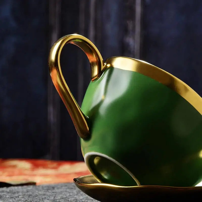 Prato de Cerâmica Nórdico com Borda Dourada - Casa Ornato