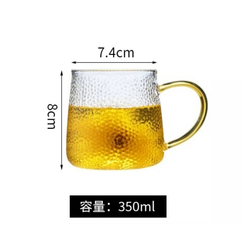 Brilho Âmbar Lux - Caneca de Vidro Artística com Alça Dourada - Casa Ornato