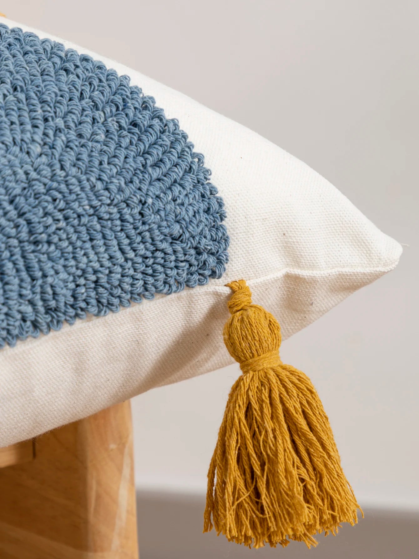 Capa de Almofada Geométrica em Veludo Bordado - Casa Ornato