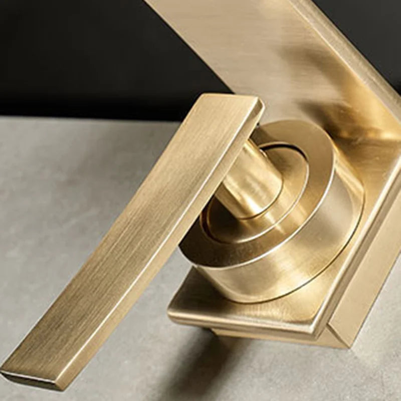 Luxo contemporâneo escovado ouro bacia de água quente & fria torneiras misturadoras pia do banheiro cachoeira bico mistura lavatório metal torneiras